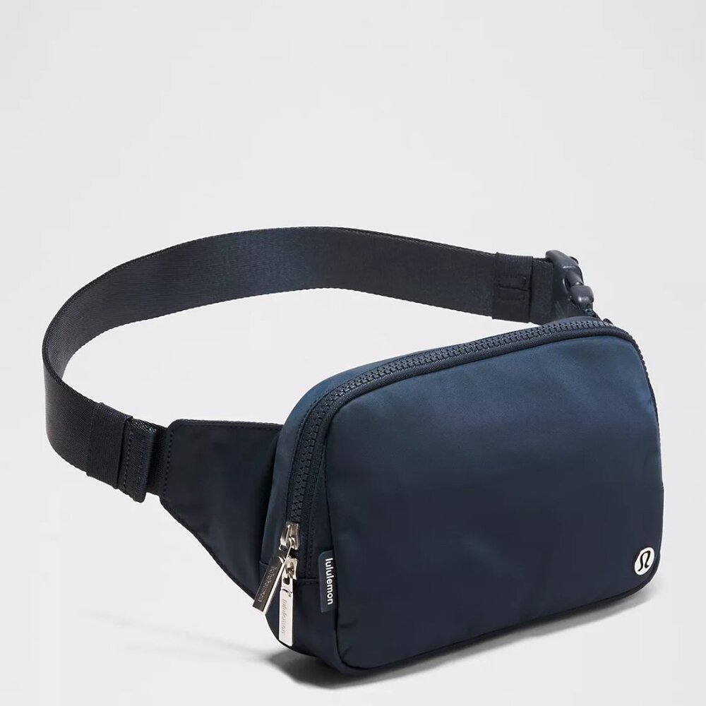 🆕LULULEMON BELT BAG TRUE NAVY